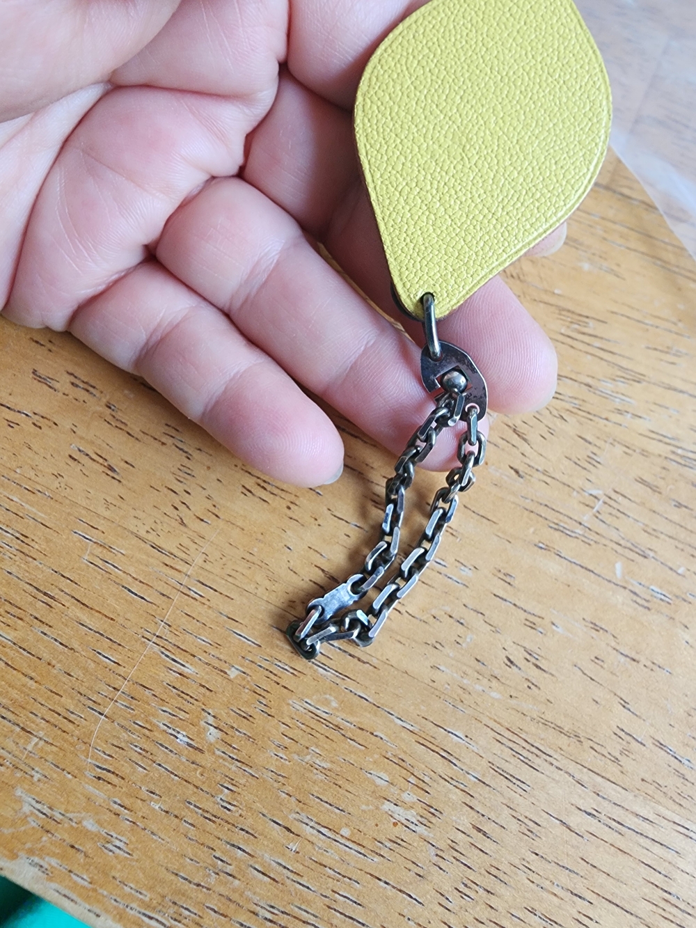 Hermès leather lemon bag charm featuring a green leaf. - Picture 10 of 10